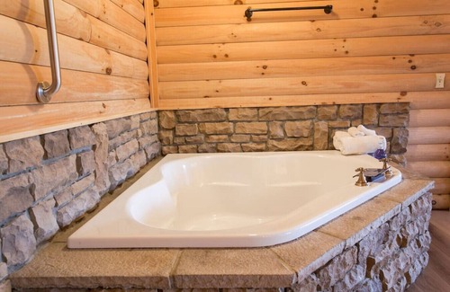 Millersburg Apartment | Cozy Lodge Fireplace Suite in Ohio's Amish Country