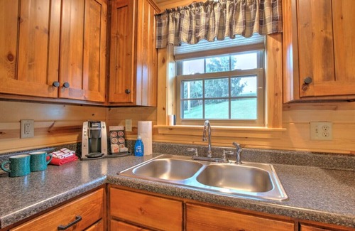 Millersburg Apartment | Cozy Lodge Suite with Balcony in Ohio's Amish Country