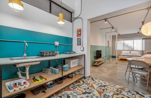 Castropol Apartment | Cozy Loft Apartment in Manila with kitchenette