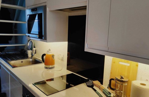 Seafront Cabin | Cozy Loft Boat View - Brighton Marina