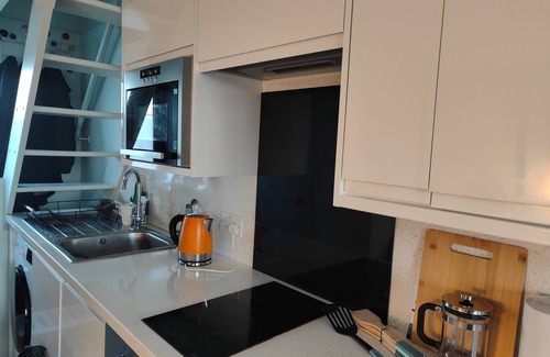 Seafront Cabin | Cozy Loft Boat View - Brighton Marina