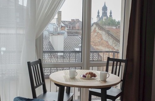 Prospekt Svobody Apartment | Cozy loft studio in downtown Lviv