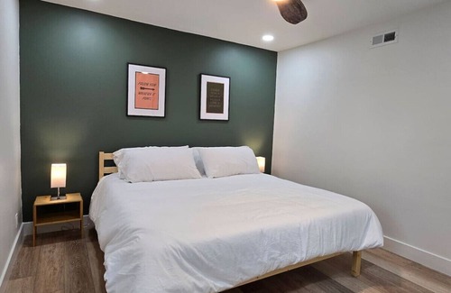 Bellevue Cabin | Cozy log cabin, 25 mins to Broadway