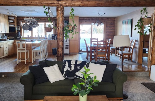 Hailey House | Cozy log cabin 3-bedroom house 10 minutes from Sun Valley Idaho