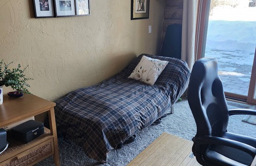Hailey House | Cozy log cabin 3-bedroom house 10 minutes from Sun Valley Idaho