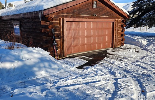 Hailey House | Cozy log cabin 3-bedroom house 10 minutes from Sun Valley Idaho