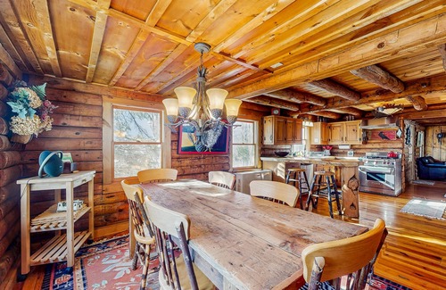 Bethel House | Cozy log cabin close to recreation, dog-friendly, balcony, BBQ, w/d, TVs, kayaks