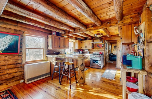 Bethel House | Cozy log cabin close to recreation, dog-friendly, balcony, BBQ, w/d, TVs, kayaks
