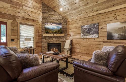 White Oak Lodge House | Cozy Log Cabin, hot tub, pool table, pool access