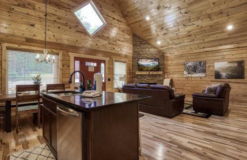 White Oak Lodge House | Cozy Log Cabin, hot tub, pool table, pool access