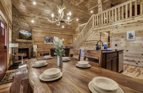 White Oak Lodge House | Cozy Log Cabin, hot tub, pool table, pool access