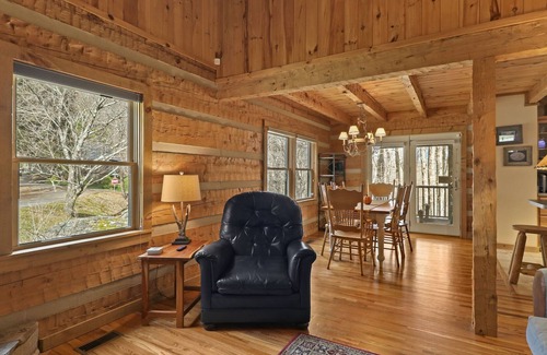 Seven Devils Cabin | Cozy Log Cabin: HOT TUB! Perfect for Highland Games!