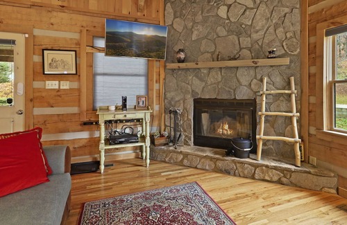 Seven Devils Cabin | Cozy Log Cabin: HOT TUB! Perfect for Highland Games!