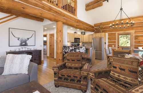 Powder Ridge House | Cozy Log Cabin! Private Deck with Grill and Hot Tub!