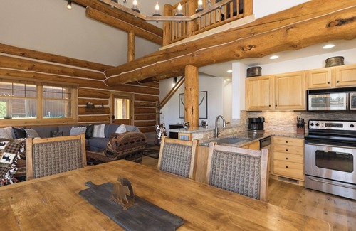Powder Ridge House | Cozy Log Cabin! Private Deck with Grill and Hot Tub!