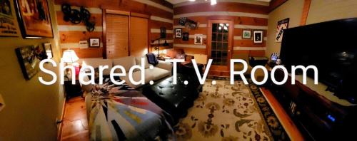 Oak Ridge House | Cozy Log Cabin Suite