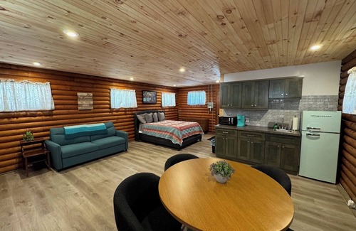 Cambridge Cabin | Cozy log cabin with AC and WiFi in quiet countryside and awesome night sky views
