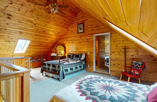 Greenville House | Cozy log cabin with lake view, grill, firepit, full kitchen & loft