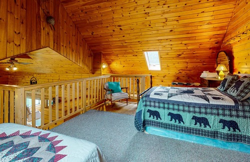 Greenville House | Cozy log cabin with lake view, grill, firepit, full kitchen & loft