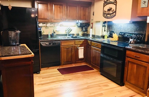 Winter Park Cabin | Cozy Log Home,3 min to slopes sleeps 10-11, Free shuttle steps away. location!