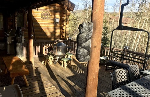 Winter Park Cabin | Cozy Log Home,3 min to slopes sleeps 10-11, Free shuttle steps away. location!