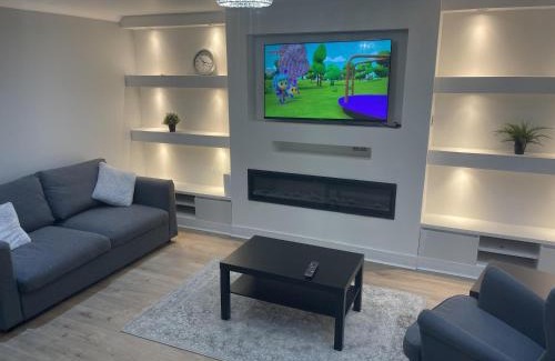 Thamesmead House | Cozy London Home with Three Bedrooms