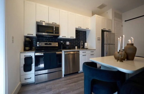 Castleberry Hill Apartment | Cozy Luxe Mercedes-Benz Retreat…6 Min Walk to stadium+Arena!