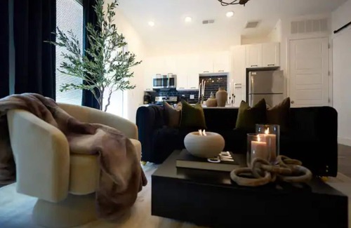 Castleberry Hill Apartment | Cozy Luxe Mercedes-Benz Retreat…6 Min Walk to stadium+Arena!