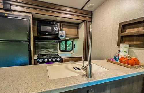 Mountain Rest House | Cozy Luxe RV: Your Foothills Haven on the Mountain