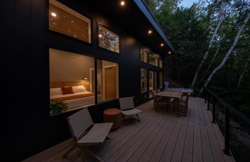 Sunday River Area Apartment | Cozy Luxury Cabin w Hot Tub, Fire Pit, King Bed