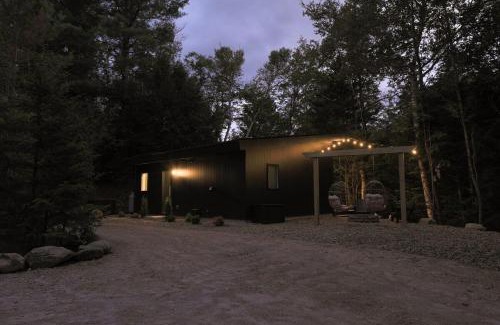 Sunday River Area Apartment | Cozy Luxury Cabin w Hot Tub, Fire Pit, King Bed