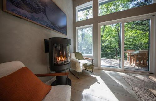 Sunday River Area Apartment | Cozy Luxury Cabin w Hot Tub, Fire Pit, King Bed
