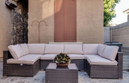Copper Leaf House | Cozy Luxury Guest House- 3 miles to Airport - Shared Backyard Pool