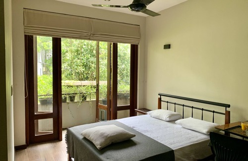 Kaduwela Bed & Breakfast | Cozy luxury room with beautiful views