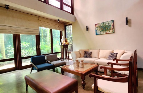 Kaduwela Bed & Breakfast | Cozy luxury room with beautiful views
