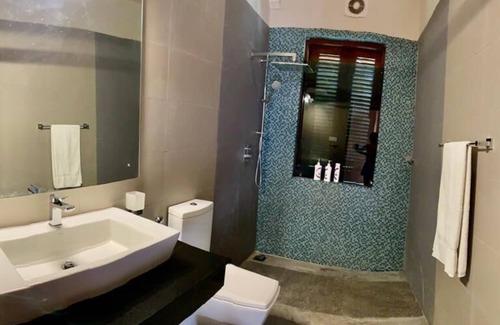 Kaduwela Bed & Breakfast | Cozy luxury room with beautiful views