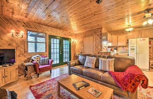 Maggie Valley Cabin | Cozy Maggie Valley Cabin w/Deck & Private Hot Tub