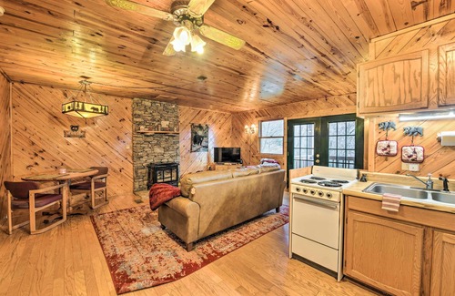 Maggie Valley Cabin | Cozy Maggie Valley Cabin w/Deck & Private Hot Tub