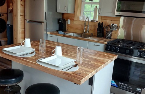 Franklin Cabin | COZY Maine cabin 1-bedroom +sl loft cabin with WiFi and TV in Apple Orchard