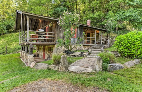 Clyde Apartment | Cozy ‘Mama Bear’ Cabin w/Mountain Views!