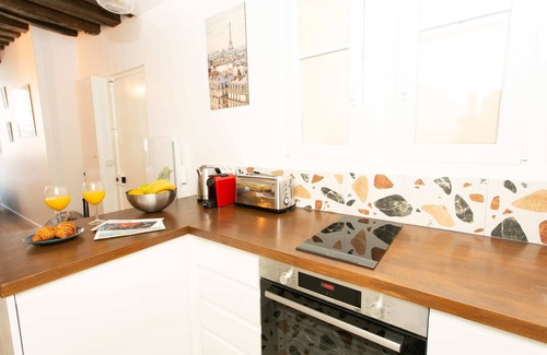 Les Iles Apartment | Cozy Marais Studio Next to the Seine - Pont Marie