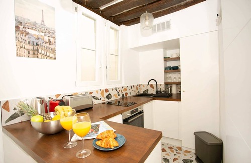 Les Iles Apartment | Cozy Marais Studio Next to the Seine - Pont Marie
