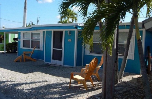 Matlacha Cottage | Cozy Matlacha Bungalow newly renovated is an easy stroll to shopping and dining.