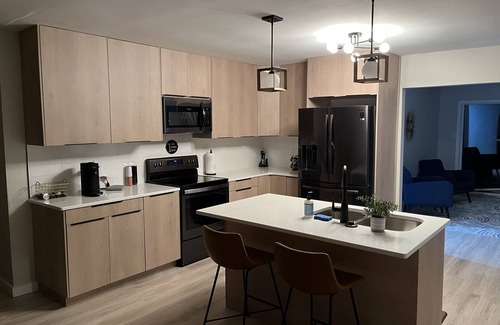 Bloomington House | Cozy Mid Century 5 minutes from IU stadium