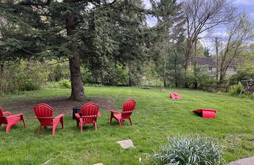 Bloomington House | Cozy Mid Century 5 minutes from IU stadium