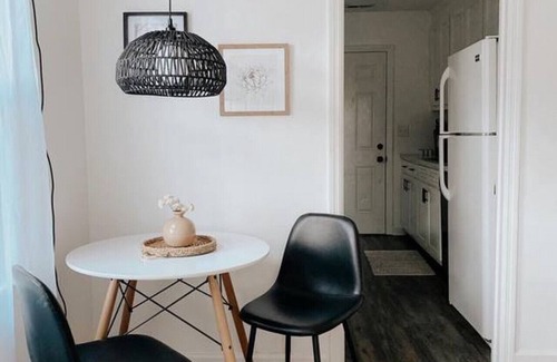 Wade Hampton House | Cozy Mid-Century Modern House, walk to Starbucks