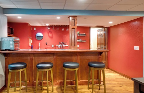 Milwaukee Apartment | Cozy Milwaukee Apartment w/Deck, 2 Mi to Airport!