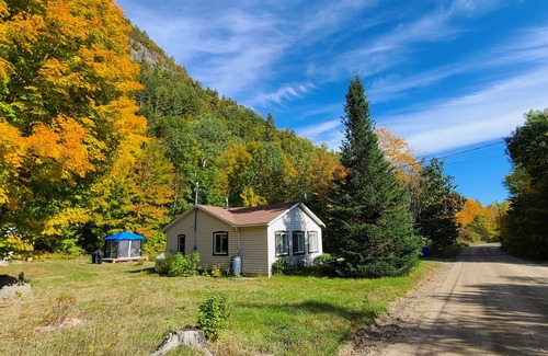 Mauricie Cottage | Cozy mini ski retreat or hiking paradise for nature lovers. Pet friendly.n
