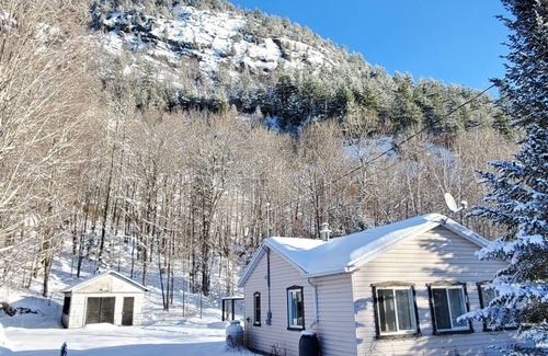 Mauricie Cottage | Cozy mini ski retreat or hiking paradise for nature lovers. Pet friendly.n