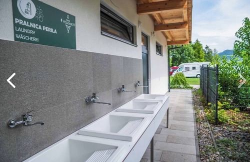 Hrastnik House | Cozy mini mobile home by the lake in Velenje - for families and pets